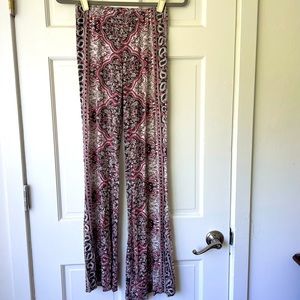 Billabong high waisted flair and pant. Paisley pink and blk print. Size small
